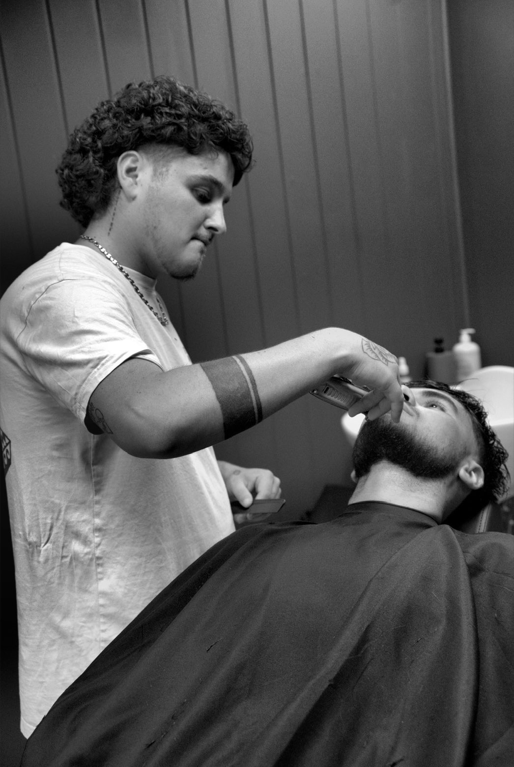 Le barbier de Victor Coiffeur Barbier réalise une taille de barbe